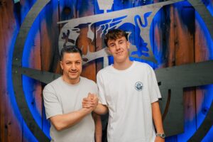 Yannick Michaelis mit Amir Shapourzadeh, feierlicher Neuzugang bei Hansa Rostock, Rückennummer 41.