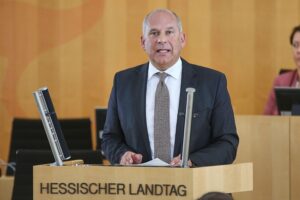 Roman Poseck präsentiert wichtige Themen zur Innenministerkonferenz: Extremismus, Kinderschutz, Migration, Cannabis.