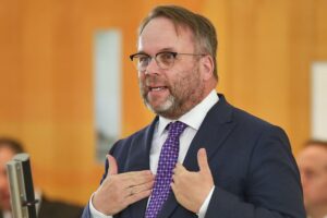 Ein engagierter Politiker spricht leidenschaftlich über Kunstfreiheit und Kulturförderung im Landtag.