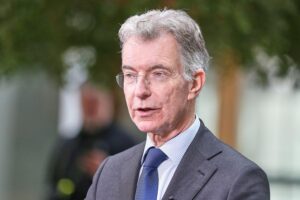 Christoph Heusgen diskutiert Völkerrecht, Deutschlands Glaubwürdigkeit und internationale Politik im Bild.