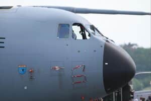 Militärtransporter mit Hilfsgütern startet nach Venezuela, um Erdbebenopfern zu helfen.