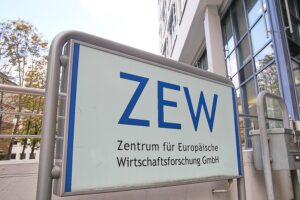 Grafik mit Aktienmarkt-Trends, positiven ZEW-Indizes und Branchenentwicklung in Deutschland.