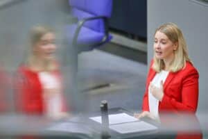 Verena Hubertz diskutiert die Wohngeldkürzungen und deren Auswirkungen auf betroffene Haushalte.