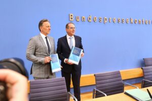 Bundesjustizministerin präsentiert besorgniserregende Statistik zu politisch motivierter Kriminalität und Frauenfeindlichkeit.