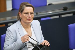 Stefanie Hubig diskutiert gesetzliche Änderungen zum Schutz vor sexueller Gewalt und Verlängerung der Verjährungsfristen.