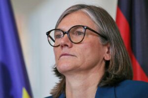 Christiane Benner kritisiert Bundesregierung für Verzögerung bei Entgelttransparenz und fordert gleiche Bezahlung.