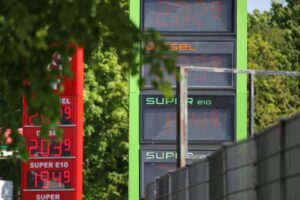 Tankstelle im Fokus, symbolisiert steigende Energiepreise und wirtschaftliche Unsicherheiten durch den Iran-Konflikt.