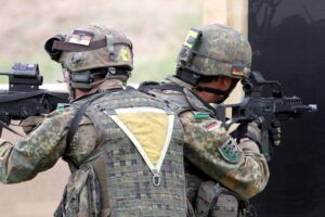 Bundeswehr-Soldaten besprechen zivilen Verteidigungsaufbau und Sicherheit bei Innenministerkonferenz in Hamburg.