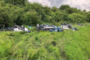 Illegale Müllablagerungen an Feldwegen entlang der Bundesstraße 3 bei Alfeld.