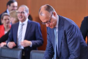 Alexander Dobrindt und Friedrich Merz diskutieren über Politik und Umfrageergebnisse in Berlin.