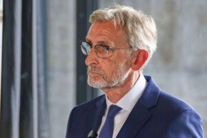 Armin Schuster präsentiert Verfassungsschutzbericht 2025: Radikalisierung, Extremismus, Cyberangriffe und Sicherheitsrisiken.