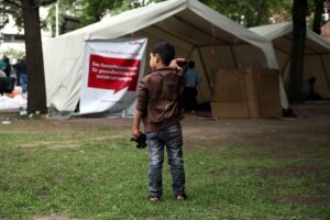 Flüchtlinge in einer Aufnahmestelle, ungewisse Zukunft, unterschiedliche Meinungen der Innenminister.