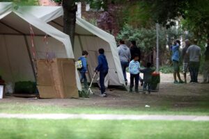 Flüchtlinge warten an Aufnahmestelle; Asylverfahrensberatung steht vor Finanzierungsstopp, Sorgen um Unterstützung.