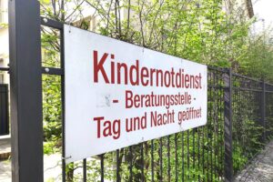 Eine diverse Gruppe von Kindern steht in einem sicheren, fürsorglichen Umfeld zusammen.