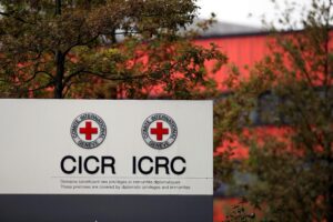 Gerichtsurteil erlaubt Rotes Kreuz Besuche bei palästinensischen Häftlingen, Licht auf humanitäre Anliegen.