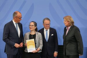 Politiker diskutieren leidenschaftlich über Rentenreform, im Fokus: Johannes Winkel und Markus Söder.