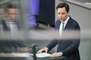 Johannes Winkel fordert Steuerreform: große Veränderungen statt Kompromisse. Bundestag, Politiker, Diskussion.