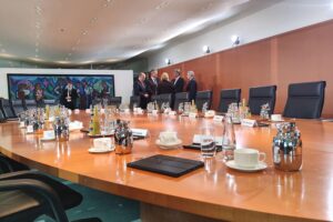 Kabinettstisch mit Dokumenten, symbolisiert die dringende Rentenreformforderung der Jungen Union in Berlin.
