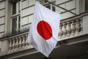 Japanische und südkoreanische Flaggen symbolisieren die vertiefte Verteidigungskooperation und Partnerschaft.