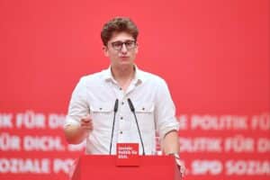 Juso-Chef Philipp Türmer kritisiert ungerechtes Rentenmodell, das jüngere Generationen benachteiligt.