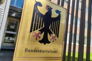 Bundeskartellamt beobachtet Spritpreise nach Tankrabatt-Aus, prüft mögliche missbräuchliche Preissteigerungen.