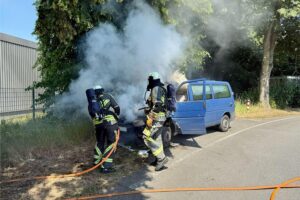 Kleinbus brennt; Feuerwehr löscht Brand und sichert Einsatzstelle in Hünxe-Bucholtwelmen.