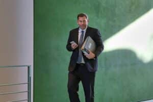 Lars Klingbeil präsentiert Steuerreform-Modelle zur finanziellen Entlastung in Berlin.