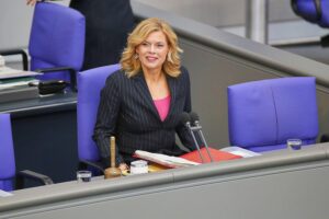 Julia Klöckner kritisiert Bundesregierung wegen verspäteter Antworten auf parlamentarische Anfragen in Berlin.