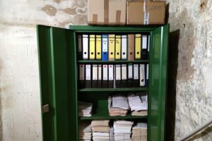 Aktenschrank als Symbol für Akteneinsicht und verschlossene Informationen im Untersuchungsausschuss Klimastiftung.