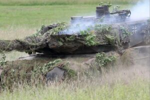 Bundeswehr-Panzer Leopard 2, Symbol für deutsche Verteidigungsanstrengungen und staatlichen Einfluss auf Rüstungsunternehmen.