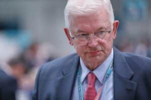 Roland Koch diskutiert Steuerreform und Arbeitsmarktflexibilisierung in Berlin.