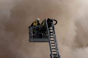 Feuerwehrleute auf einer Drehleiter während einer Großübung im Landkreis Oldenburg.