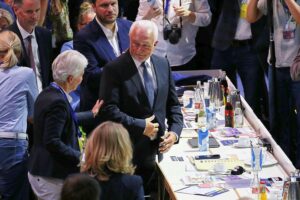 Wolfgang Kubicki und Marie-Agnes Strack-Zimmermann diskutieren lebhaft über liberale Politik und Zusammenarbeit.