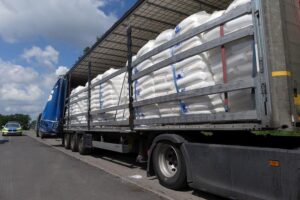Sattelzug auf Rastplatz, Ladung verrutscht, Polizei kontrolliert, Geschwindigkeitsverstöße aufgedeckt.