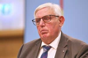 Karl-Josef Laumann diskutiert Pflegereform und Tariftreue in NRW, betont Unterstützung für Pflegebedürftige.
