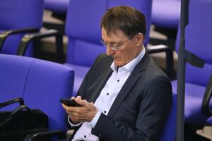 Karl Lauterbach diskutiert Organspende-Reform im Bundestag, mit Fokus auf Widerspruchslösung.