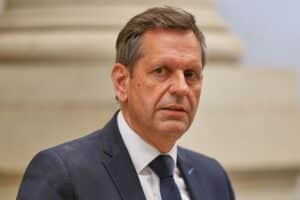 Olaf Lies fordert gemeinsames Handeln für wirtschaftliches Wachstum und Sozialstaatsfinanzierung in Deutschland.