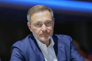 Christian Lindner, skeptisch zu Rentenreform, kritisiert Gesetzespaket und Selbstständige.