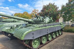 Panzer T-72 symbolisiert alarmierende Militärausgaben und fordert friedliche Lösungen statt Militarisierung.