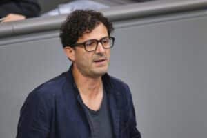 Luigi Pantisano, Kandidat der Linken, diskutiert Kooperationsmöglichkeiten zur Verhinderung der AfD.