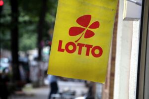 Lotto-Kiosküberfall: Täter mit Hammer bedroht Angestellten, flüchtet mit Bargeld. Polizei sucht Hinweise.