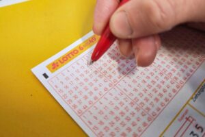 Spielschein für Lotto 6 aus 49 mit aktuellen Lottozahlen und Jackpot-Anzeige.