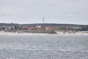 Strandlandschaft vor List auf Sylt, symbolisiert Erholung und Reiseziele nach verbesserten Flugverbindungen.