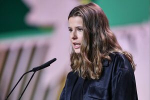 Luisa Neubauer hält leidenschaftliche Rede über Klima- und Umweltschutz vor Delegierten in Stralsund.