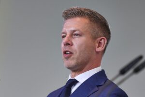 Péter Magyar erklärt Ungarns Widerstand gegen EU-Migrationspolitik und spricht über Sicherheit in Europa.