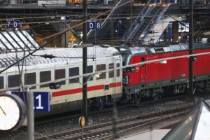 Mann riskiert Leben, um Schuh auf Gleisen zu holen, Zugbegleiter stoppt Abfahrt rechtzeitig.