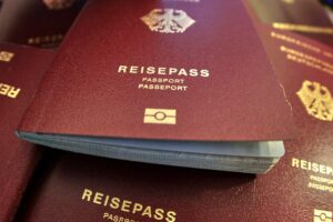 Junger Mann mit gefälschtem Reisepass wird an Autobahngrenzübergang kontrolliert.