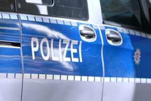 Polizei steht vor Restaurant, das mit Schüssen attackiert wurde; Ermittlungen laufen.
