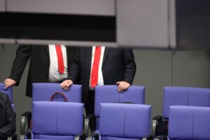 Zwei Bundestagsabgeordnete im Gespräch, symbolisieren Nebentätigkeiten und Transparenz in der Politik.