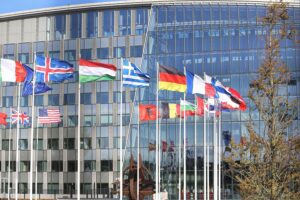 Nato-Hauptquartier, Symbol für Debatten über Militarismus und geopolitische Spannungen in Europa.